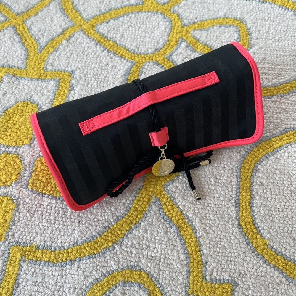 VS Makeup Holder - Picture 2 of 6